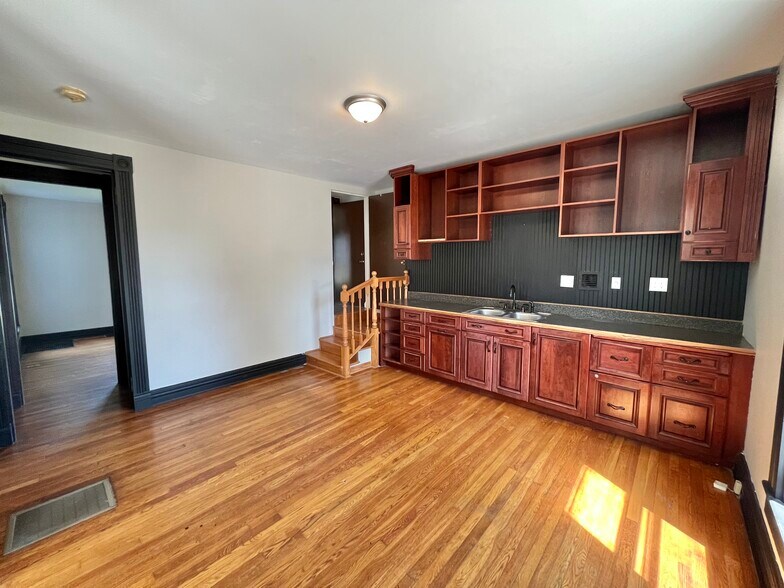 More Photos Of 1085 W Main St, Troy Medical For Sale