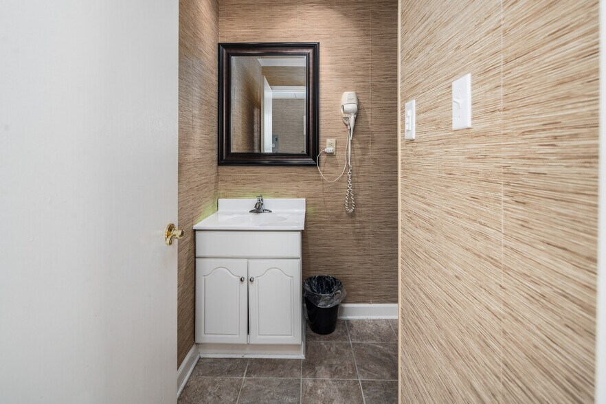 More Photos Of 738 E Main St, Belhaven Hotel For Sale