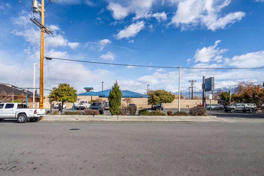 More Photos Of 400 N Main St, Bishop Storefront For Sale