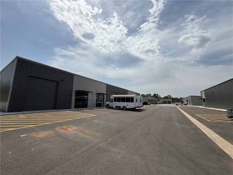 More Photos Of 164 Grading Ln, Cave Springs Flex For Lease