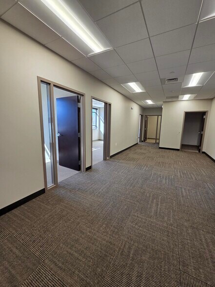 More Photos Of 111 Phoenix Crossing, Bloomfield Showroom For Lease