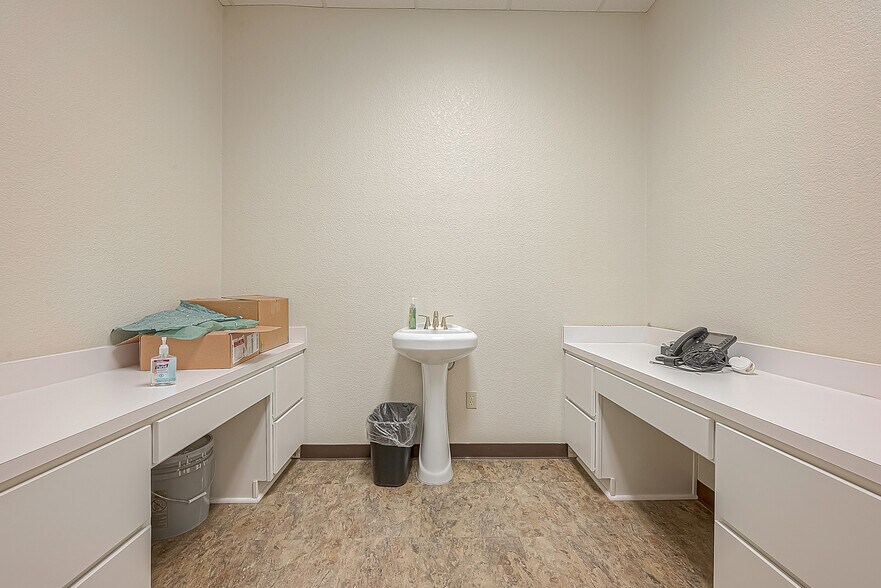 More Photos Of 1408 S Front St, Bellville Storefront For Lease