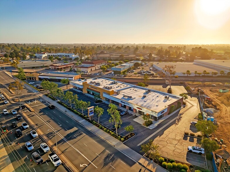 More Photos Of 2351-2381 Vineyard Ave, Oxnard General Retail For Lease
