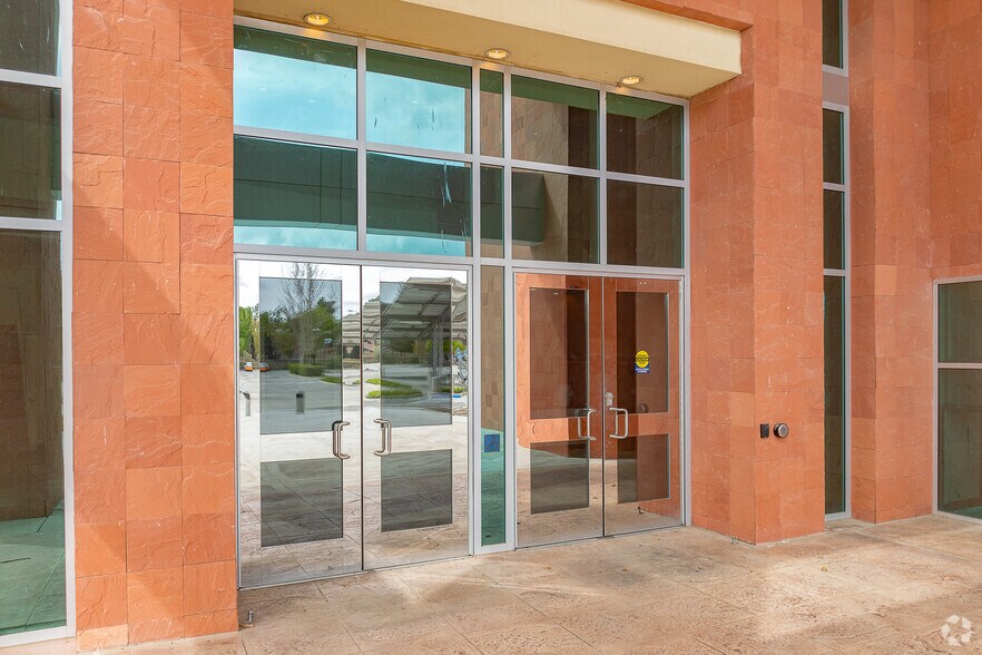 More Photos Of 9500 Ming Ave, Bakersfield Office For Lease