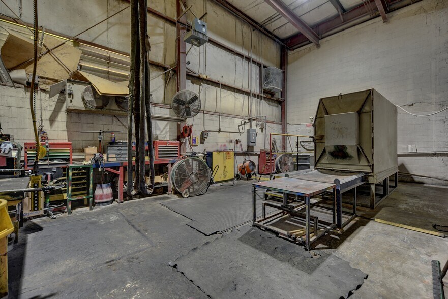 More Photos Of 1901 Longwood Dr, Brenham Manufacturing For Sale