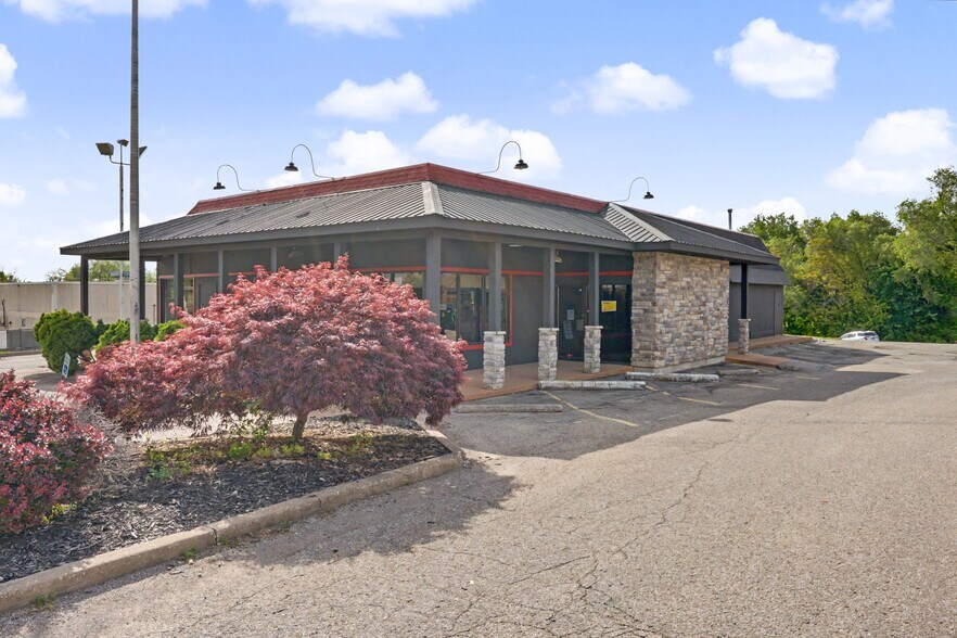 More Photos Of 605 S 10th St, Burlington General Retail For Sale