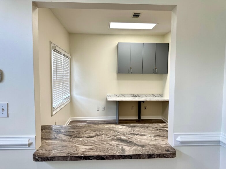 More Photos Of 201-204 Bombay Ln, Roswell Medical For Lease