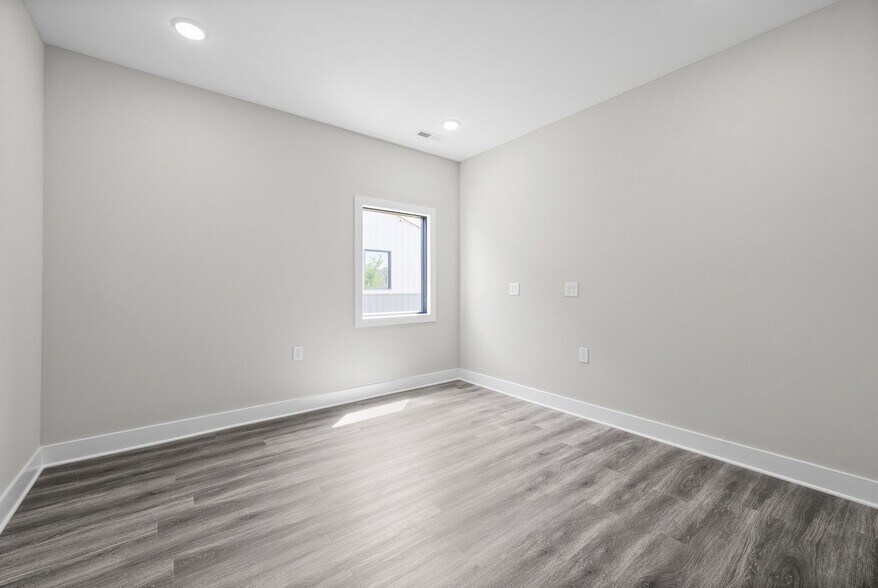 More Photos Of 1404 Dover Rd, Clarksville Office For Lease