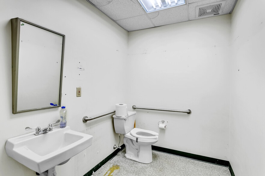 More Photos Of 1361 Memorial Dr, Chicopee Veterinarian Kennel For Sale