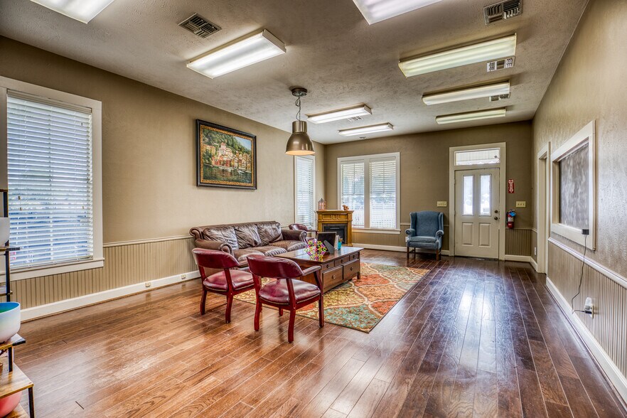 More Photos Of 1600 S Day St, Brenham Medical For Sale
