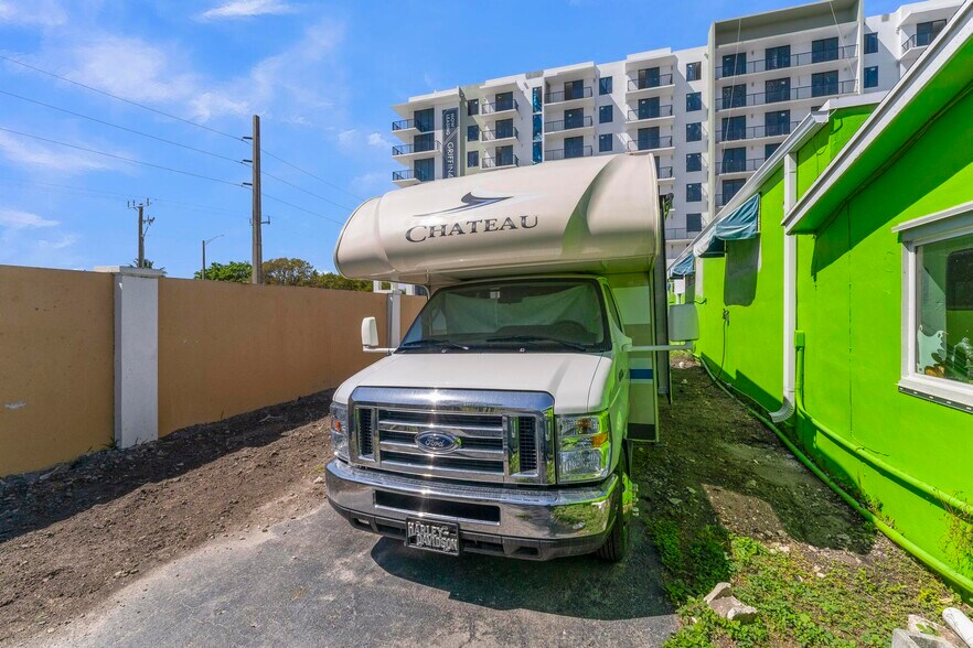 More Photos Of 4611 SW 44th Ave, Dania Warehouse For Lease