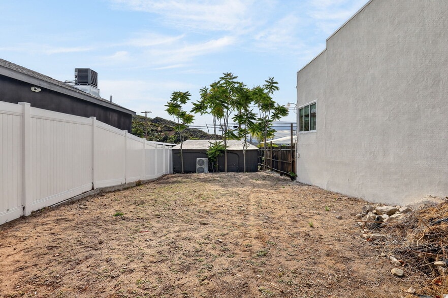 More Photos Of 9939 Commerce Ave, Tujunga Storefront For Sale
