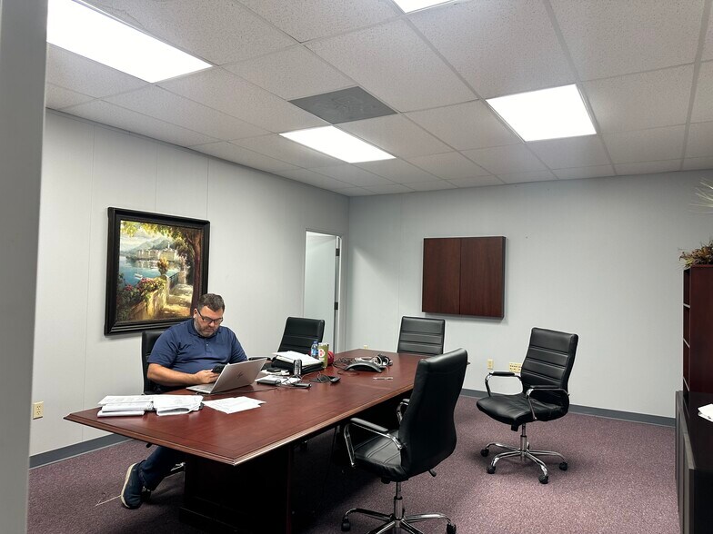 More Photos Of 7531 E Bartlett Corp Cv, Memphis Flex For Lease