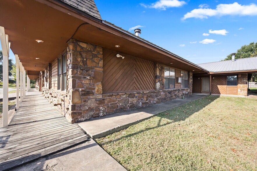 More Photos Of 121 S Nelson Ave, Gentry Light Manufacturing For Sale