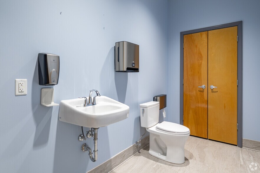 More Photos Of 12415 Old Lagrange Rd, Louisville Warehouse For Lease