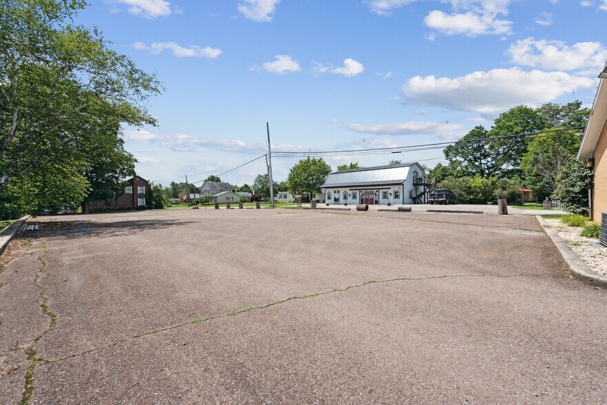 More Photos Of 2937 New Centerville Rd, Rockwood Storefront Retail Office For Sale