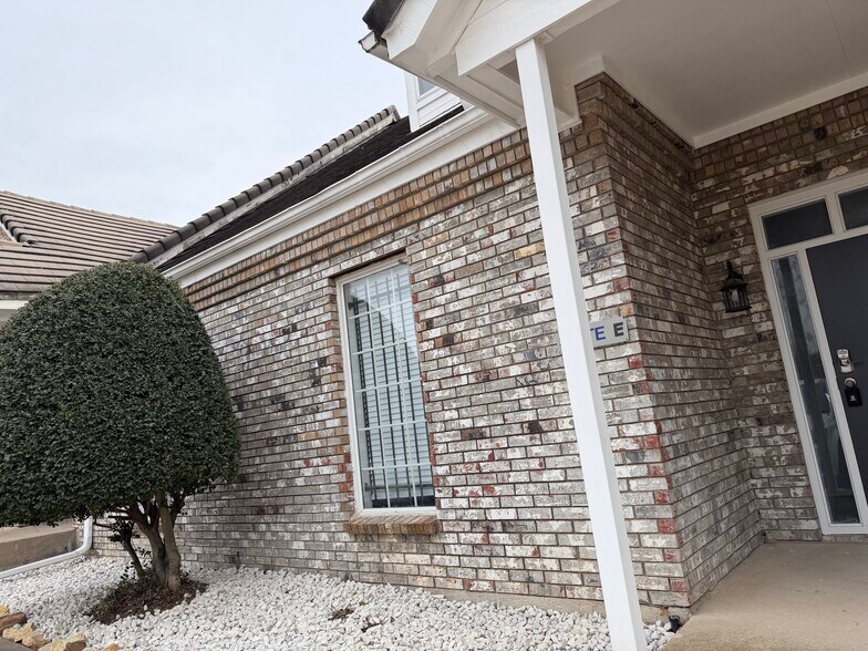 More Photos Of 912 W Randol Mill Rd, Arlington Office For Lease