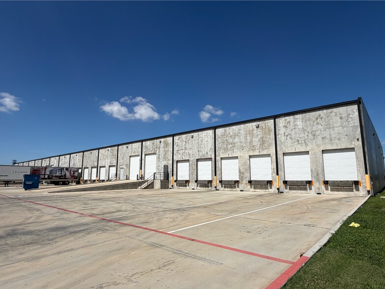 More Photos Of 7917 S 23RD ST, McAllen Warehouse For Lease