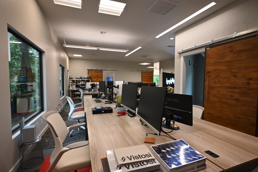 More Photos Of 612 Winflo Dr, Austin Office For Lease