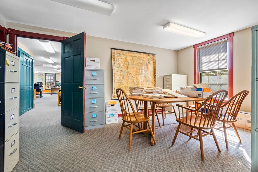 More Photos Of 1037 Wiscasset rd, Boothbay Flex For Sale