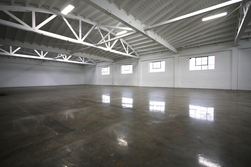 More Photos Of 160 W 33rd St, Los Angeles Warehouse For Lease