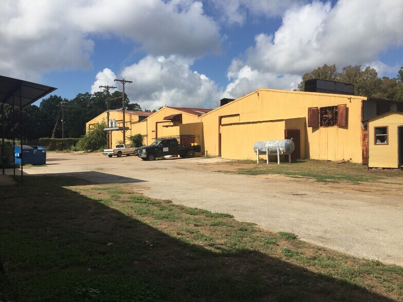 More Photos Of 109 NW 2nd St, Smithville Unknown For Lease