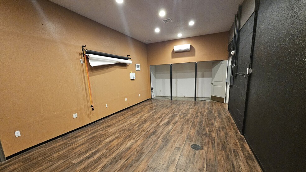 More Photos Of 946 Washington Way, Longview Storefront Retail Office For Lease