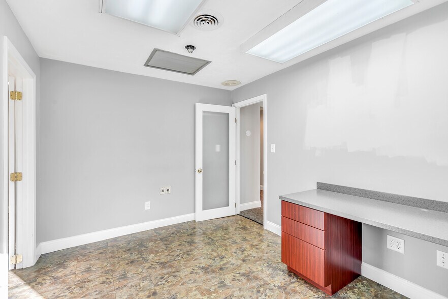 More Photos Of 311 Boston Post Rd, Wayland Office For Sale