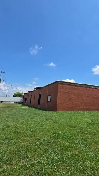 More Photos Of 1317 Winter Dr, Lebanon Distribution For Lease