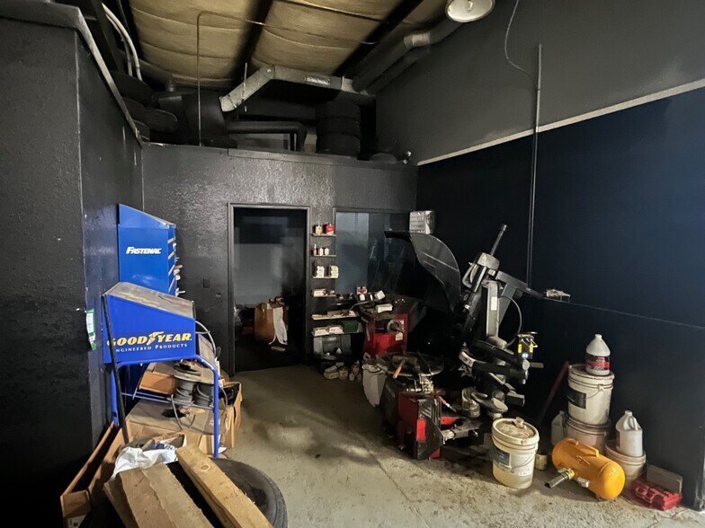 More Photos Of 3203 W Marie St, Pasco Auto Dealership For Lease