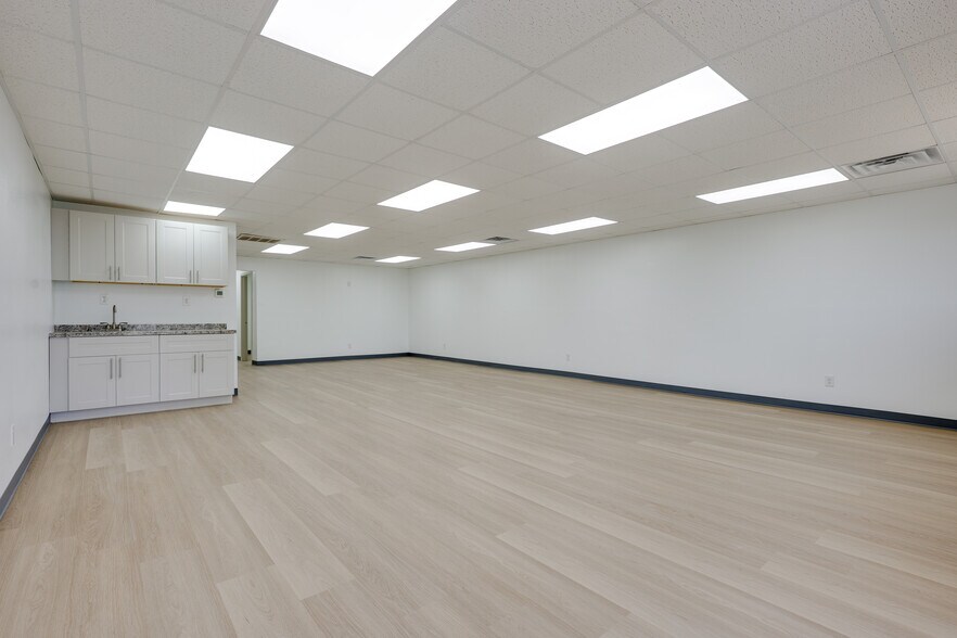 More Photos Of 3250-3254 International Pl, Irving Warehouse For Lease