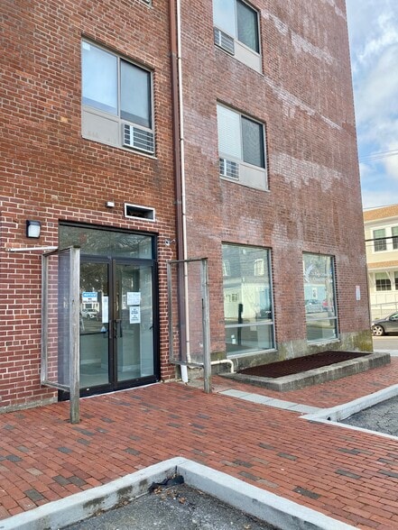 More Photos Of 76 Broadway, Newport Apartments For Lease