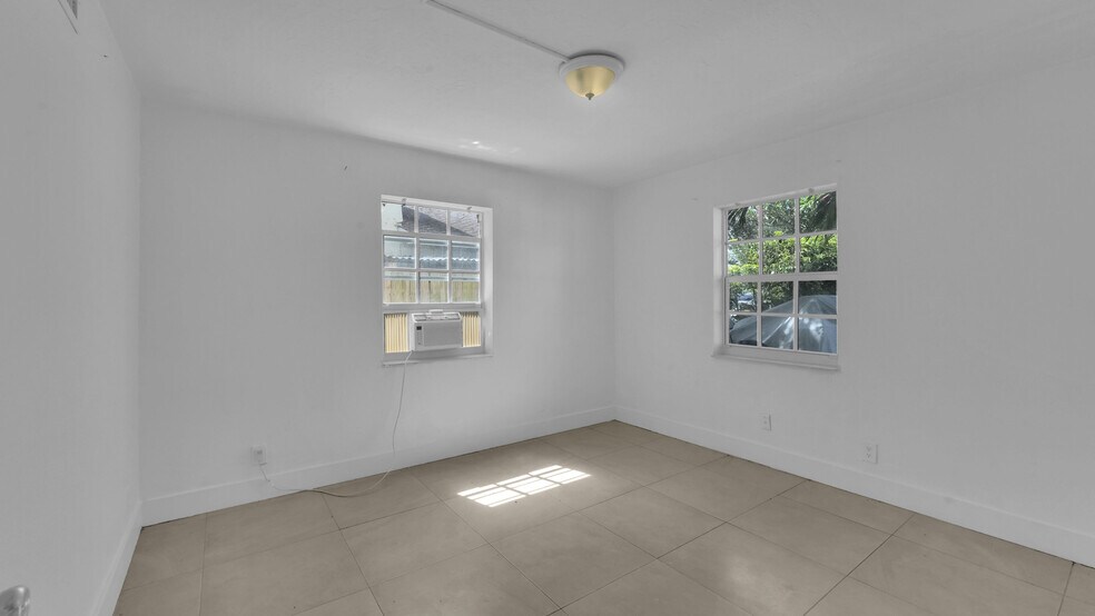 More Photos Of 715 Washington Ave, Lake Worth Apartments For Sale