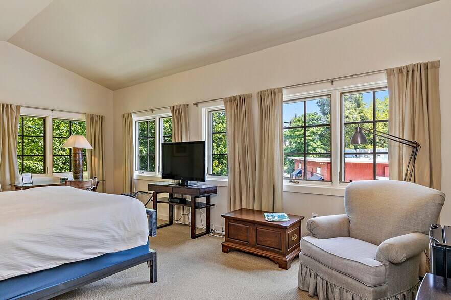 More Photos Of 240 E California St, Jacksonville Hotel For Sale