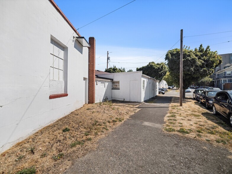 More Photos Of 1840 NE Sandy Blvd, Portland Auto Dealership For Sale