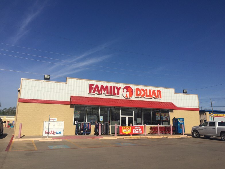Primary Photo Of 1115 N Main St, Shamrock Freestanding For Sale