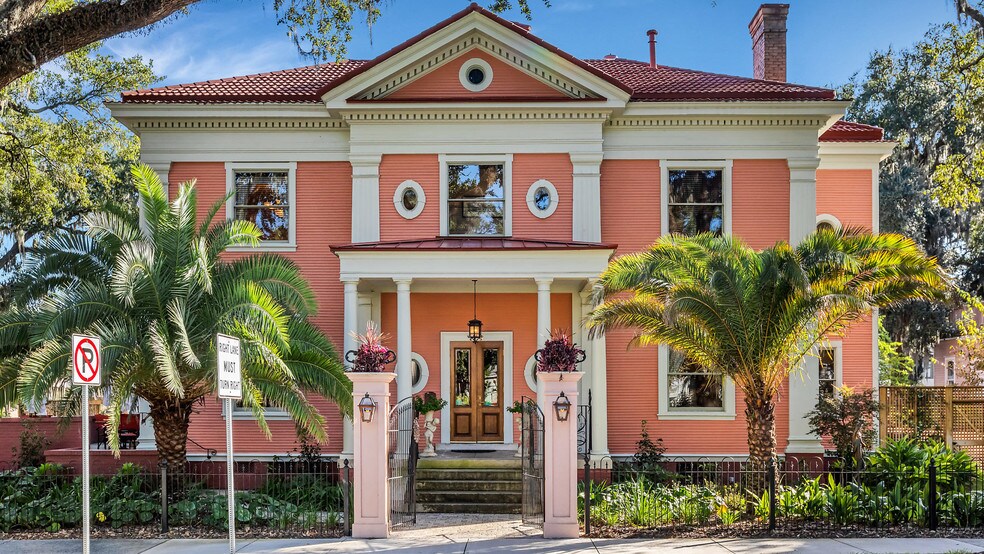 More Photos Of 119 E 37th St, Savannah Restaurant For Sale