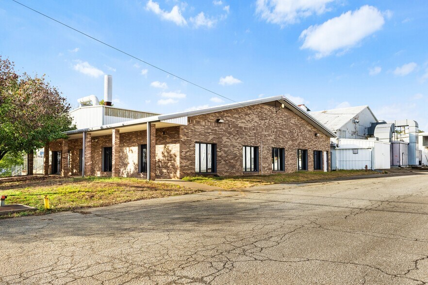 More Photos Of 1812 E Duncan St, Tyler Manufacturing For Sale