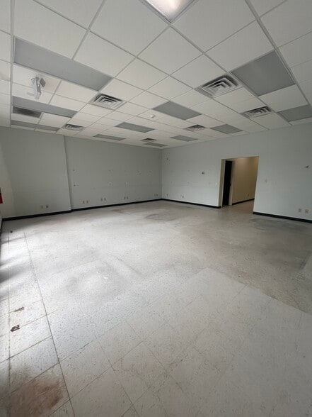 More Photos Of 1426 Paramount Dr, Huntsville Restaurant For Lease