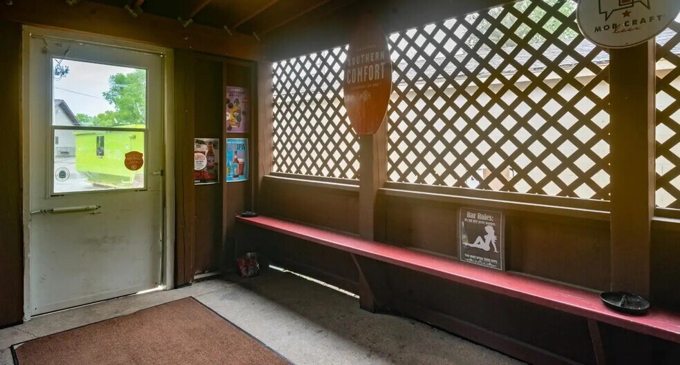 More Photos Of 125 W Bannerman Ave, Redgranite Bar For Sale