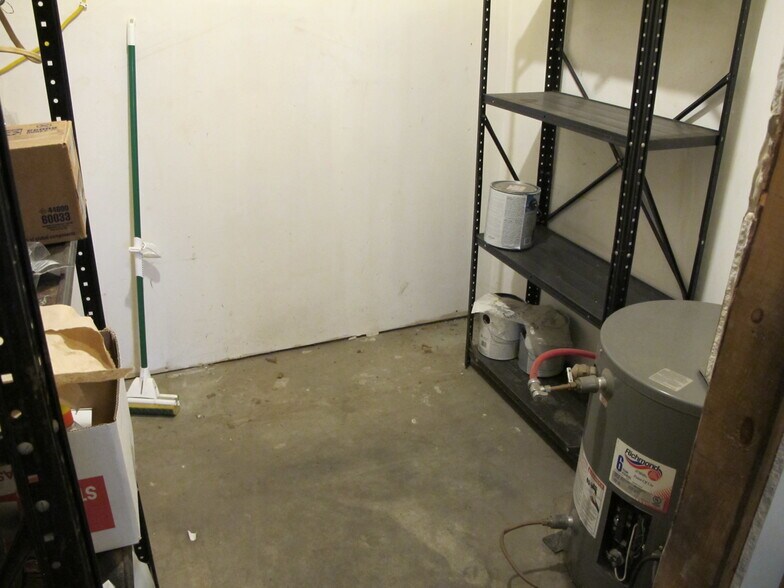 More Photos Of 713 E Main St, Waukon Manufacturing For Sale