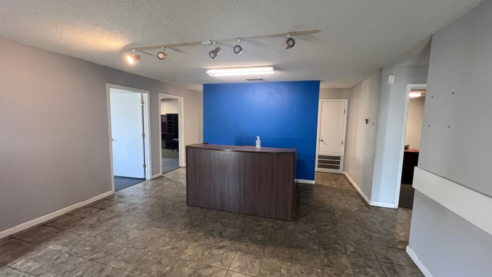 More Photos Of 3419 E Broadway Ave, North Little Rock Service For Lease