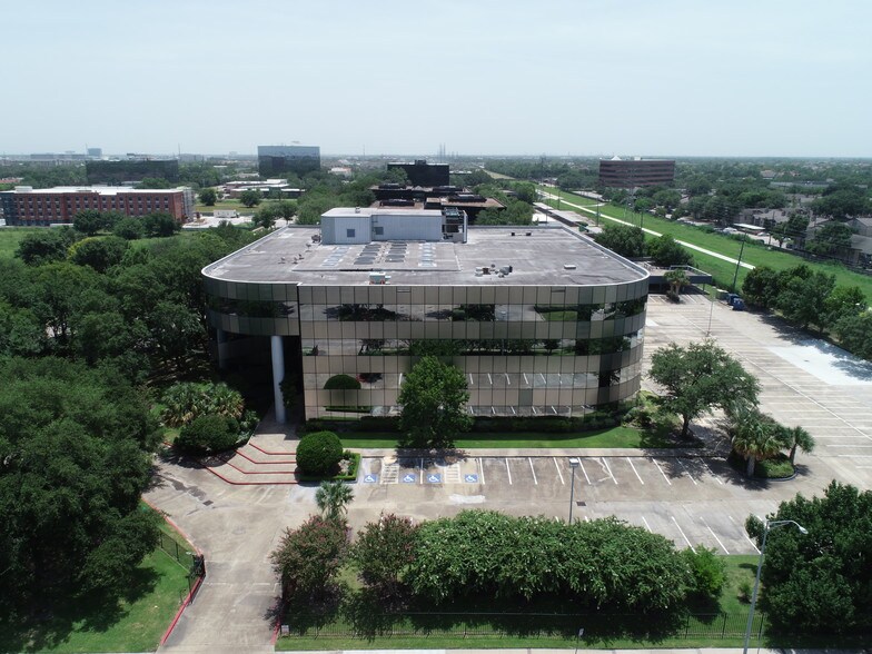 More Photos Of 2900 Wilcrest Dr, Houston Office For Lease