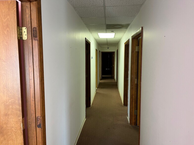 More Photos Of 1712 E Hamilton Rd, Bloomington Flex For Lease