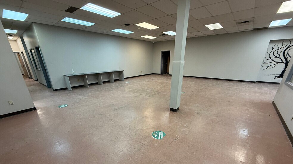 More Photos Of 574 Erin St, Winnipeg Office For Sale