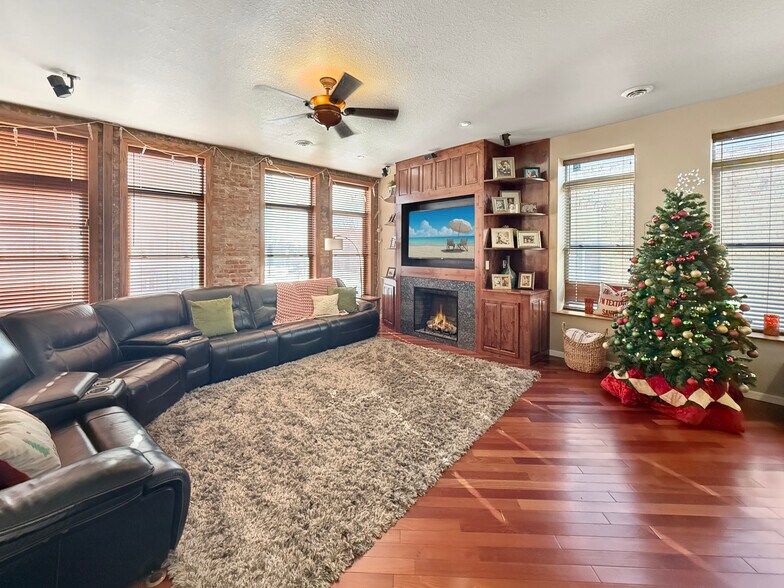 More Photos Of 112 N 2nd Ave W, Newton General Retail For Sale