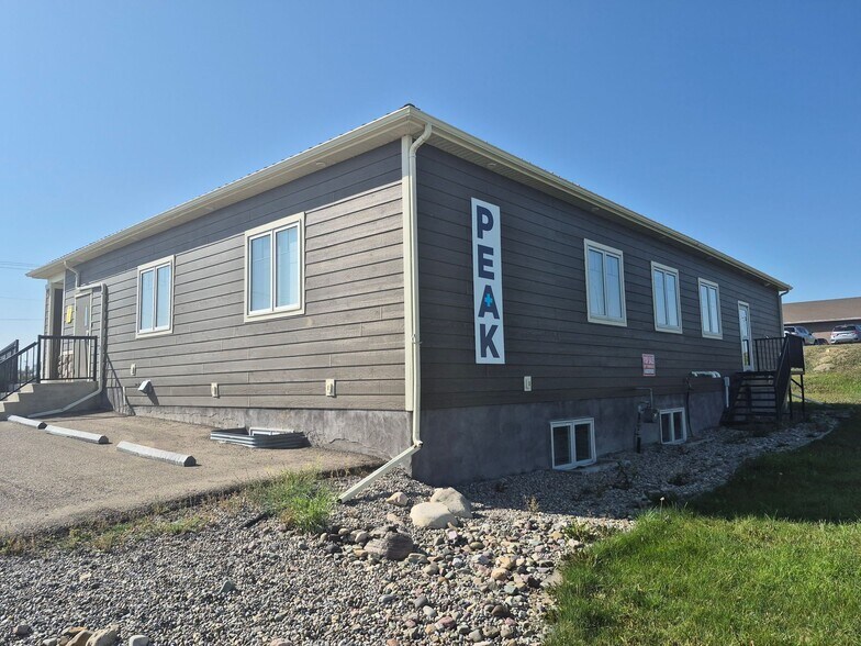 More Photos Of 1340 Veterans St, Pincher Creek No 9 Veterinarian Kennel For Lease