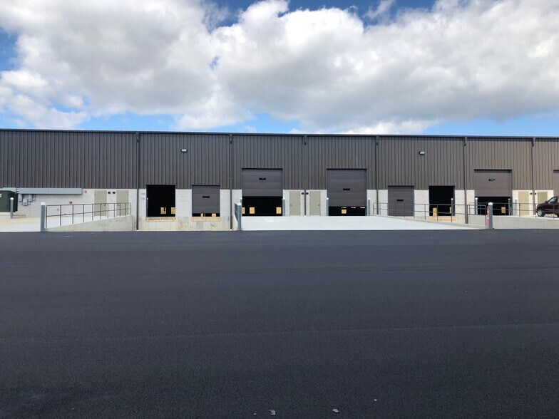 More Photos Of 2071 Phoenix Ave, Massillon Distribution For Lease