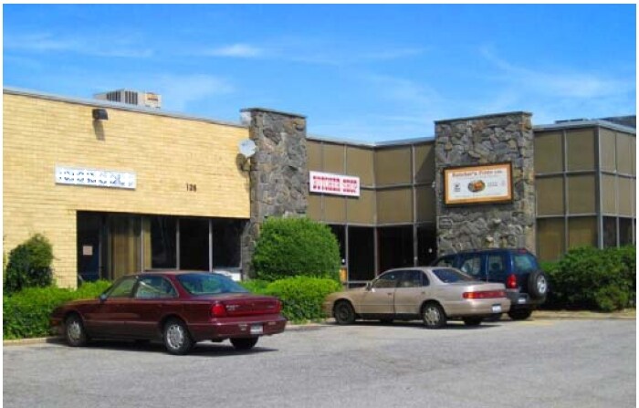More Photos Of 126 DuPont St, Plainview Warehouse For Lease