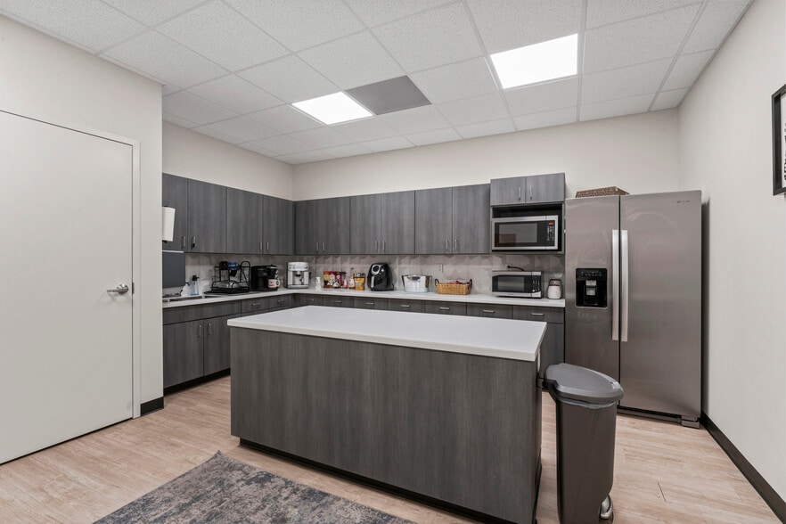 More Photos Of 4600 E Martha Truman Rd, Grandview Warehouse For Lease